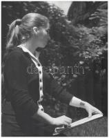 Zinner Erzsébet: Rajzolás közben, hátoldalon jelzett fotó, 30×24 cm