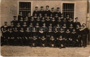 1914 Pola, Pula; Osztrák-magyar haditengerészet matróz kadétjai / K.u.K. Kriegsmarine Matrosen / WWI Austro-Hungarian Navy mariners, cadets. group photo