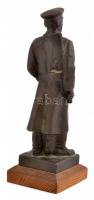 Vörös (?) katona géppisztollyal, bronzírozott fém szobor, fa talapzaton, m: 25,5 cm