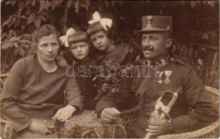 Kőszeg, magyar katonatiszt kitüntetésekkel családja körében / WWI K.u.K. Hungarian military officer with medals among his family. Szilágyi I. photo (fl)