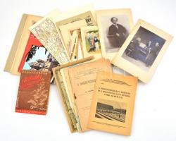 Vegyes papírrégiség: 2 fotó (Liszt F. és Reményi), térképek, albumlapok, árverési közlöny (1940), szntképek, dohánytermesztési kiadványok.