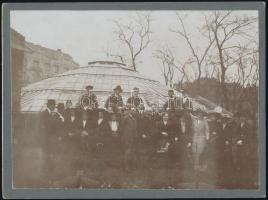 1912 Bp, a fővárosi pedagógiai szeminárium hallgatói (Egyetemi növénykert, Victoria ház előtt), keményhátú fotólap, 16,5x22,5 cm