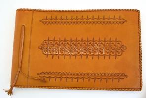 2 db érintetlen fotóalbum; egyik tokban, másik díszes bőrkötésben