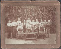 cca 1910 Munkások csoportképe, keményhátú fotó, 17,5x23,5 cm