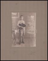 cca 1923 Fiú hegedűvel, kartonra ragasztott fotó, 15,5x11,5 cm