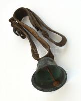 Címeres régi bronz kolomp bőr szerelékkel, h: 25 cm