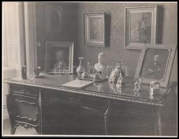 cca 1920-1930 Asztal tárgyakkal és festményekkel, fotó 22x29 cm