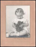 1942 Kislány mackóval, fotó kartonra ragasztva, szakadással, 21x15,5 cm