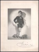 cca 1930 Gyermek labdával, műtermi fotó kartonra ragasztva, 23,5x18 cm