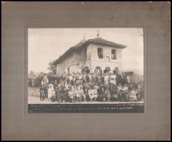 1926 Csoportkép román kolostor előtt, fotó kartonlapra ragasztva, 17x23 cm