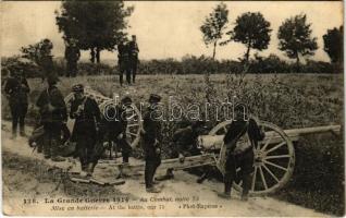 Au Combat notre 75. Mise en Batterie. La Grande Guerre 1914. Phot-Express / WWI French military artillery, 75 mm cannon, field gun at the battle (EK)