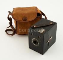 cca 1930 Kodak Eastman Popular Brownie box fényképezőgép, viseltes állapotban, eredeti tokjával / Vintage Kodak box camera, in worn condition
