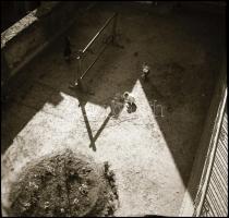 cca 1933 Kinszki Imre (1901-1945) budapesti fotóművész hagyatékából, vintage NEGATÍV felvétel (árnyékos belső udvar), 6x6 cm