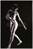 cca 1970 Mozgás- és mozdulatművészeti kompozíciók ruha nélküli modellekről, 5 db vintage NEGATÍV, 24x36 mm