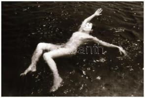 cca 1970 Mozgás- és mozdulatművészeti kompozíciók ruha nélküli modellekről, 5 db vintage NEGATÍV, 24...