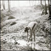 cca 1983 Az erdész lánya minden reggel a patakban fürdik, Menesdorfer Lajos (1941-2005) budapesti fo...