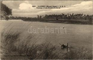 Haut Dahomey (Moyen Niger), A.O.F., Passage dune Riviére á cheval / crossing the river on horseback (creases)