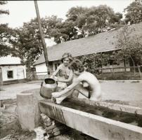 cca 1982 Több fotómodell közreműködésével, különféle időpontokban és eltérő helyszíneken készült AKT felvételek, Menesdorfer Lajos (1941-2005) budapesti fotóművész hagyatékából 5 db vintage NEGATÍV, 6x6 cm