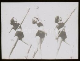 cca 1935 Mozgásművészeti, mozdulatművészeti kompozíció a szabadban, Szentpál Olga tanítványainak közreműködésével, NEGATÍV felvétel, 3,6x5 cm