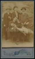 cca 1910 Vásári gyorsfénykép egy vidám társaságról, vintage fotó vizitkártya méretben, 10,8x6,4 cm