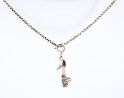 Ezüst(Ag) venezianer nyaklánc, ezüst cipellő függővel (hiányos kő berakással), jelzett, h: 56 cm, 2,8×0,7 cm, bruttó: 7,7 g