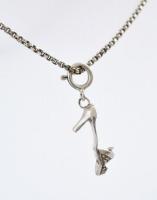 Ezüst(Ag) venezianer nyaklánc, ezüst cipellő függővel (hiányos kő berakással), jelzett, h: 56 cm, 2,...