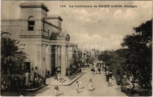 Saint-Louis, La Cathédrale / Cathedral, street view