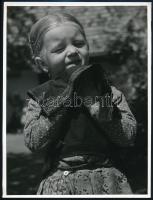 Reismann Mariann (1911-1991): Kis leányka, feliratozott fotó, 24×18 cm