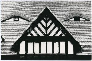 1973 Benkő Imre (1943-): Lehunyja két szemét a ház..., hátoldalon feliratozott fotó, 15×23 cm