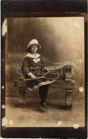 1917 Budapest XXIII. Soroksár, lány műtermi fotója teniszütővel. photo (EK)