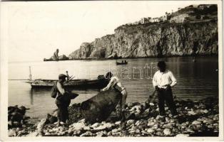 1933 Taormina, Marina / fishing boats, fishermen with nets. Fotografia Artistica F. Galifi Crupi photo