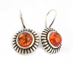 Ezüst(Ag) borostyán köves fülbevalópár, jelzett, d: 1,5 cm, bruttó: 6,08 g