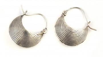 Ezüst(Ag) csíkos félköríves fülevalópár, jelzett, 2×2,5 cm, nettó: 5,52 g