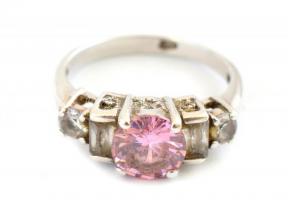 Ezüst(Ag) gyűrű, rózsaszín kővel, jelzett, méret: 59, bruttó: 4,6 g