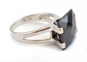 Ezüst(Ag) fekete köves gyűrű, jelzett, méret: 61, bruttó: 9,39 g