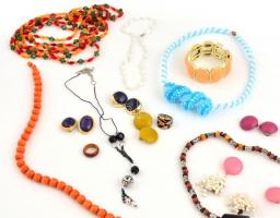 Vegyes fa és üveg bizsu ékszerek, láncok, fülbevalók 10 db