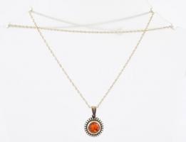 Ezüst(Ag) csavart nyaklánc, borostyán medállal, jelzett, h: 52 cm, d: 1,5 cm, bruttó: 6,33 g