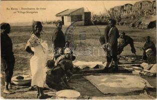 1912 Maroc, Distribution de vivres au Village Sénégalais / food distribution in the Senegalese village, So.Stpl