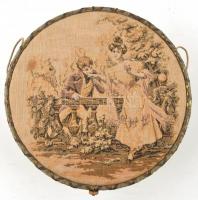 Régi nádszerű anyagból font ékszertartó doboz, belül selyemmel bélelt, fedelén szerelmes párt ábrázo...