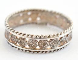 Ezüst(Ag) gyűrű, filigrán díszítéssel, jelzett, méret: 56, nettó: 2,2 g
