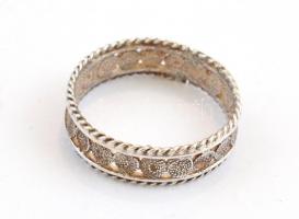 Ezüst(Ag) gyűrű, filigrán díszítéssel, jelzett, méret: 56, nettó: 2,2 g