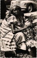 Dakar, Une marchande de fleurs / woman with child, African folklore, photo (holes)