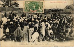 1907 Niamini, Nyamina; (Sur le Niger) Indigénes attendant une Vedette á vapuer / crowd, African folklore, TCV card (tear)
