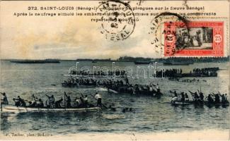 1929 Saint Louis, Courses de pirogues sur le fleuve Sénégal, Aprés le naufrage simulé les embarcations sont remises sur leaucet les concurrents / canoe races on the Senegal River, TCV card (fl)