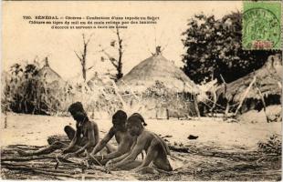 Céréres, Confection dune tapade ou Sahet, Cloture en tiges de mil ou de mais reliées par des laniéres décorce et servant á faire les cases / fence in millet or corn stems connected by strips of bark, African folklore, TCV card