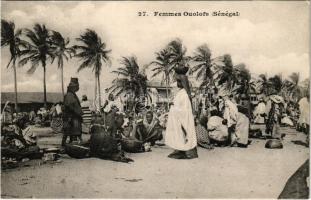 Szenegál, bennszülött nők a piacon. Afrikai folklór., Sénégal, Femmes Ouolofs / market, native women, African folklore
