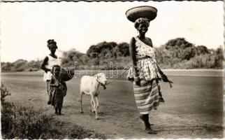 Bennszülött lányok kecskével. Afrikai folklór., Afrique Noire, Départ pour le Marché / native girls, goat, African folklore, photo