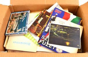 Nagy doboznyi vegyes nyomtatvány tétel, közte térképek, újságok, üdvözlőlapok, stb