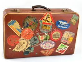 Vintage utazó bőrönd tele régi papírokkal, 35,5x14x54 cm