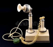 Régi tárcsázós telefon, kisebb kopásnyomokkal, 10×17×32 cm